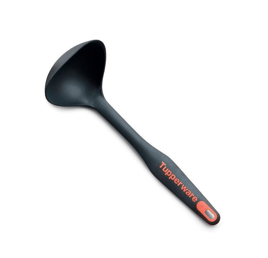 schöpfkelle schwarz kaschiert mögliche flecken während der griff der schöpfkelle eine eigene farbe hat um sie in küchenschubladen leicht erkennbar zu machen.