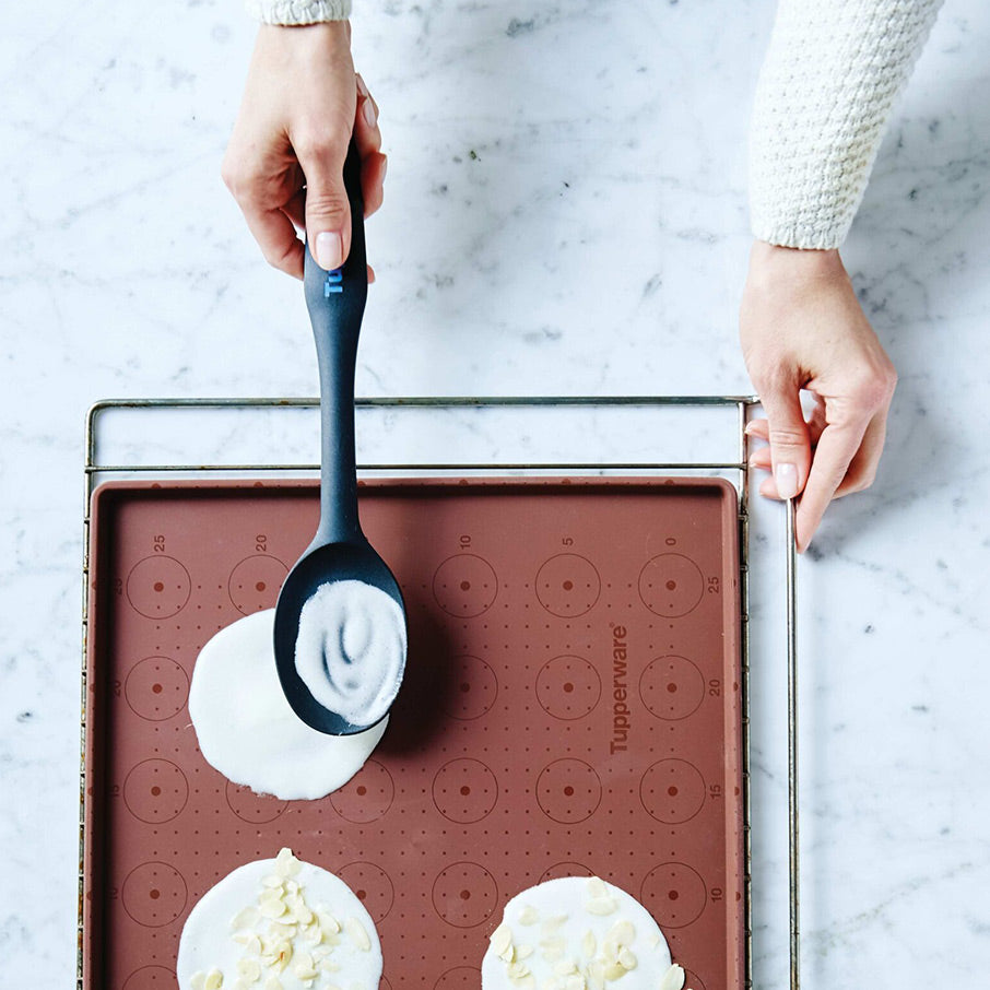 simple spoon schwarz kaschiert mögliche flecken während der griff des simple spoon eine eigene farbe hat um ihn in küchenschubladen leicht erkennbar zu machen.